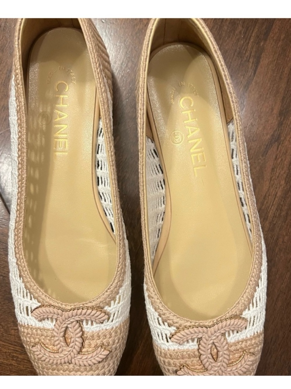 CHANEL Beige and White Raffia CC Logo Ballet Flats - Picture 2 of 6
